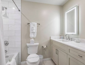 🎺SOPHISTICATED SOUTHERN PENTHOUSE DOWNTOWN CONDO! Large Living Area + Spacious Private Terrace! 3