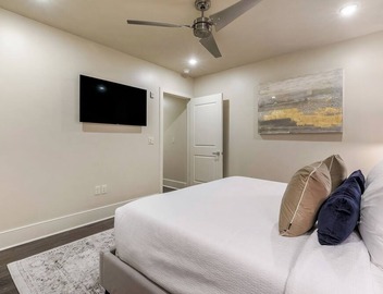 🎺SOPHISTICATED SOUTHERN PENTHOUSE DOWNTOWN CONDO! Large Living Area + Spacious Private Terrace! 3