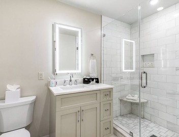 🎺SOPHISTICATED SOUTHERN PENTHOUSE DOWNTOWN CONDO! Large Living Area + Spacious Private Terrace! 2