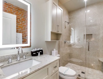 🛎DOWNTOWN Condo You've Been LOOKING For! Glam+Historic Charmer+Private Balcony= Everything! 2