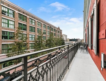 🛎DOWNTOWN Condo You've Been LOOKING For! Glam+Historic Charmer+Private Balcony= Everything! 4