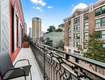 🛎DOWNTOWN Condo You've Been LOOKING For! Glam+Historic Charmer+Private Balcony= Everything! 5