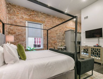 WHERE GLAM MEETS COZY! THE PERFECT PLACE FOR A DOWNTOWN GETAWAY! | The Sazerac 3
