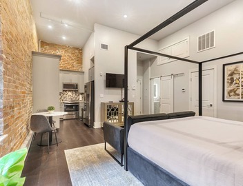 WHERE GLAM MEETS COZY! THE PERFECT PLACE FOR A DOWNTOWN GETAWAY! | The Sazerac 2