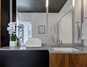Bright + Stylish Downtown Loft | East 6th Street 4