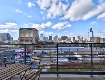 Bright + Stylish Downtown Loft | East 6th Street 4