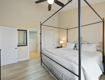 Dot's Beach Retreat - Close to Shops, Dining & the Beach! Free Bikes/Fitness/Tennis 3