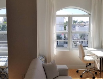 SPACIOUS SOBE CORNER ONE BEDROOM-EXCELLENT LOCATION 4