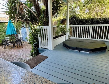 1 BR Apartment with Courtyard walking distance to Magazine street Art District 3