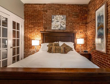 Honeymoon Downtown Boutique Loft - Located in the Historic River District. 2