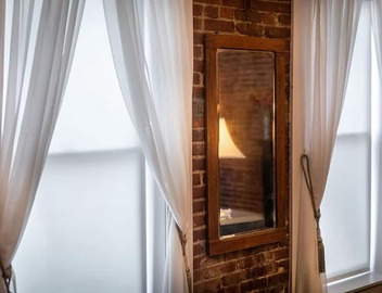 Honeymoon Downtown Boutique Loft - Located in the Historic River District. 5