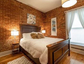Honeymoon Downtown Boutique Loft - Located in the Historic River District. 4