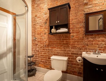 Honeymoon Downtown Boutique Loft - Located in the Historic River District. 5