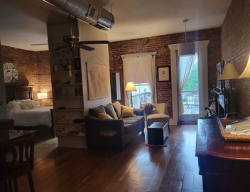 Honeymoon Downtown Boutique Loft - Located in the Historic River District. 3