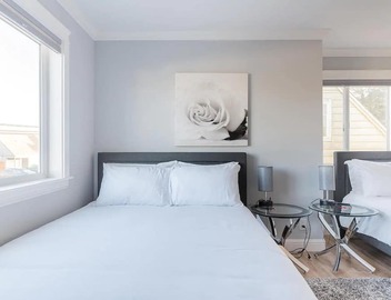 Ocean-view 5BR near SF — sleeps 25 3