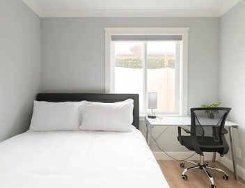 Ocean-view 5BR near SF — sleeps 25 2