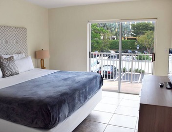 Your Relaxing Getaway Awaits! 2 Modern Rooms, Private Beach Access, Pool Access 5