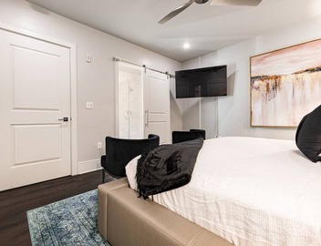 ⚜️Stylish,Spacious & Comfortable Downtown Penthouse! Enjoy The View from Your Personal Terrace! 5