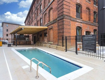TB212 ~ Exclusive Suite w/Pool ~ 2 Miles to Broadway ~ 1865 Club/Bar On Site ~ Free Parking 3