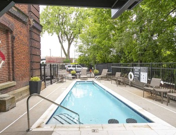 TB212 ~ Exclusive Suite w/Pool ~ 2 Miles to Broadway ~ 1865 Club/Bar On Site ~ Free Parking 2