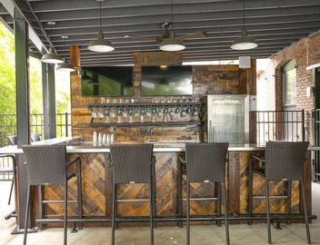 TB212 ~ Exclusive Suite w/Pool ~ 2 Miles to Broadway ~ 1865 Club/Bar On Site ~ Free Parking 4