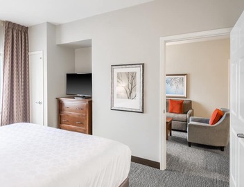 Free Breakfast. Outdoor Pool & Hot Tub. Great for Business Travelers! 2