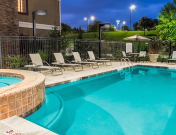 Free Breakfast. Outdoor Pool & Hot Tub. Great for Business Travelers! 2