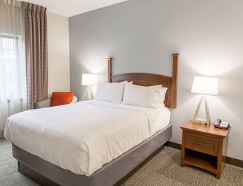 Free Breakfast. Outdoor Pool & Hot Tub. Great for Business Travelers! 4