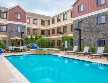 Free Breakfast. Outdoor Pool & Hot Tub. Great for Business Travelers! 3