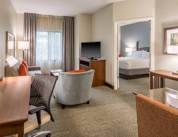 Free Breakfast. Outdoor Pool & Hot Tub. Great for Business Travelers! 4