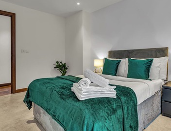 Chic 2 Bed Apartment in Shoreditch Square 5