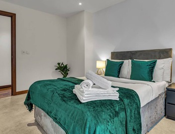 Chic 2 Bed Apartment in Shoreditch Square 5