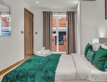 Chic 2 Bed Apartment in Shoreditch Square 4