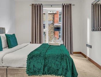 Chic 2 Bed Apartment in Shoreditch Square 3