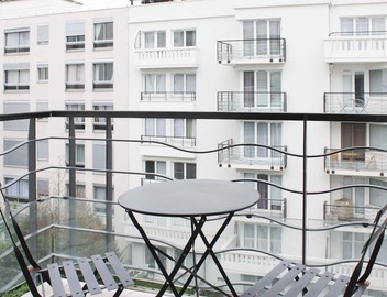 Bright studio apartment with parking and balcony 3