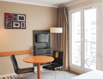 Bright studio apartment with parking and balcony 4