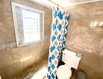 Walk to DennisPort Beaches 4 min.Bars and restaurants 2min walk.Perfect Location 5