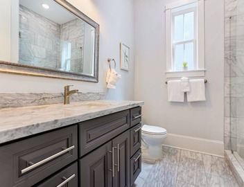 Chic 4 BR Condo | Large Pool | Perfect Location 3