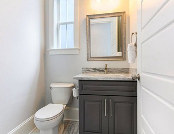 Chic 4 BR Condo | Large Pool | Perfect Location 2