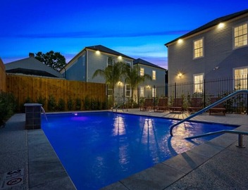 Chic 4 BR Condo | Large Pool | Perfect Location 5