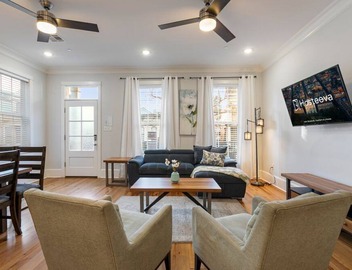 Chic 4 BR Condo | Large Pool | Perfect Location 2