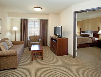 Ideal Location! Free Breakfast Buffet. Pool, Hot Tub & Waterslide. Near Salt Palace Convention Center! 2