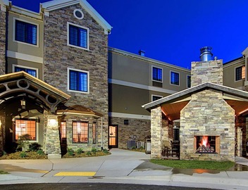 Ideal Location! Free Breakfast Buffet. Pool, Hot Tub & Waterslide. Near Salt Palace Convention Center! 4