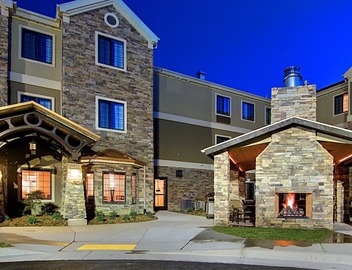 2 Bedroom Suite! Free Breakfast Buffet. Pool, Hot Tub & Waterslide Access.Close to Salt Palace Convention Center 4