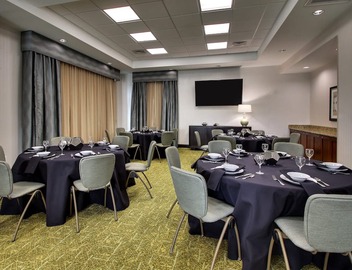 Free Breakfast Buffet. Indoor Pool. Close to Winthrop University! 2