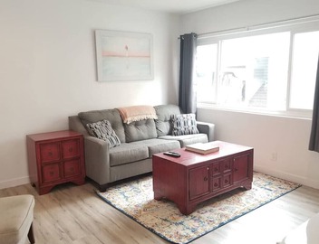 Bright 2 Bedroom 1.5 bath 15 Seconds to the BEACH! 3