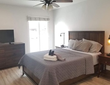 Bright 2 Bedroom 1.5 bath 15 Seconds to the BEACH! 4