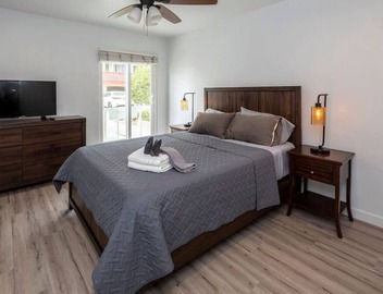 Bright 2 Bedroom 1.5 bath 15 Seconds to the BEACH! 2