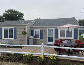 Cottage by the shore in the quaint neighborhood of Snug Harbor 3