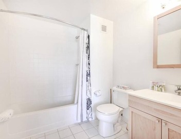 Beautiful 1BR | Desk & WiFi | Full Kitchen | Washer/Dryer | Cambridge 4